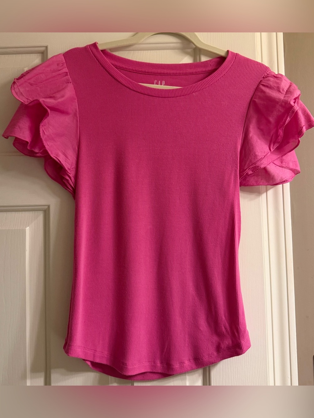 GAP ladies Bright Pink Ruffle Sleeve Tee
